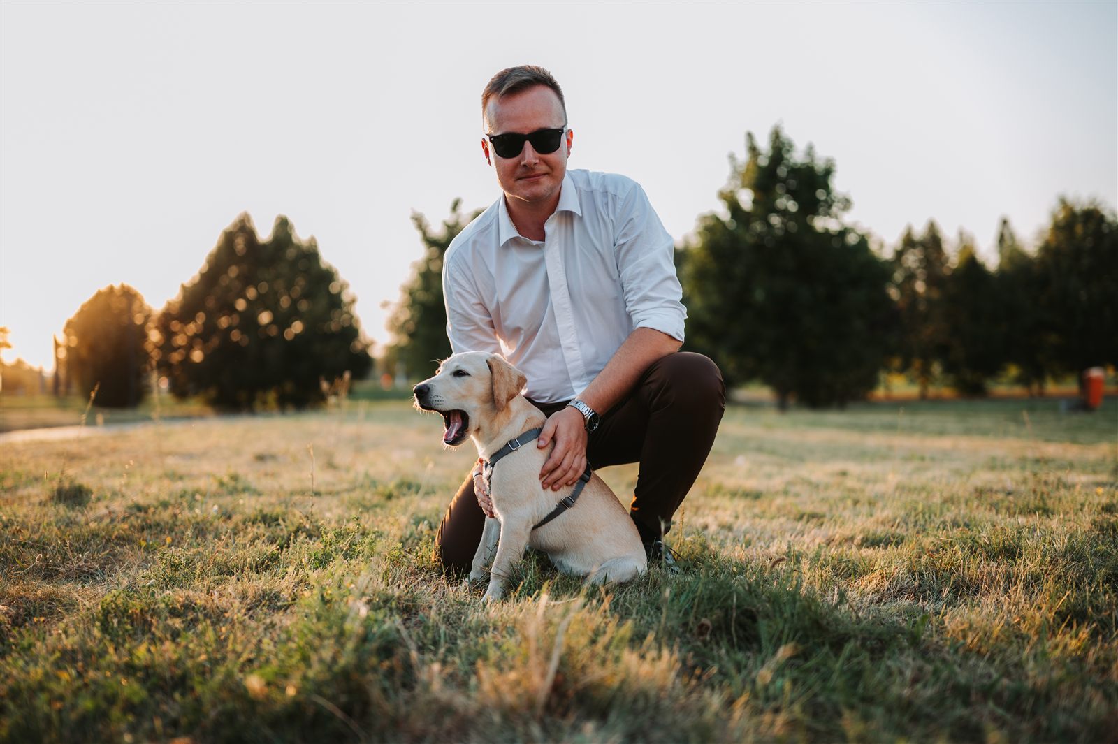 Adam Szelągowski z psem — prywatnie